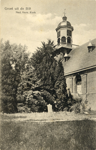 8279 Gezicht op de toren en een gedeelte van het schip van de N.H.-kerk te De Bilt uit het zuidoosten.